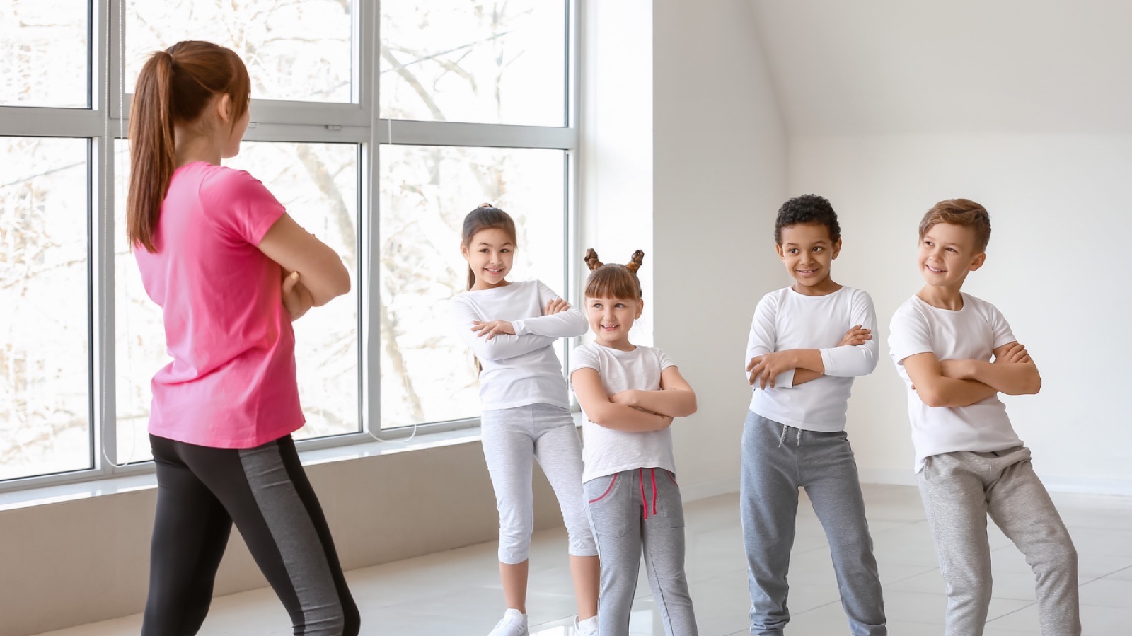 Tanzpädagogin mit Kindern in der Volksschule